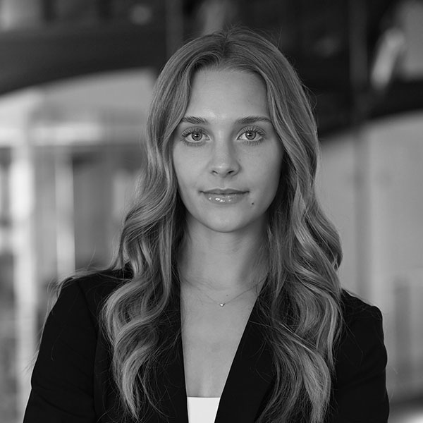 Hannah_Hampton Black and white headshot_Hannah Hampton